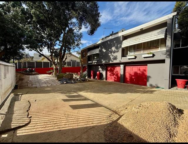 4 BEDROOM HOUSE FOR SALE IN BERGZICHT